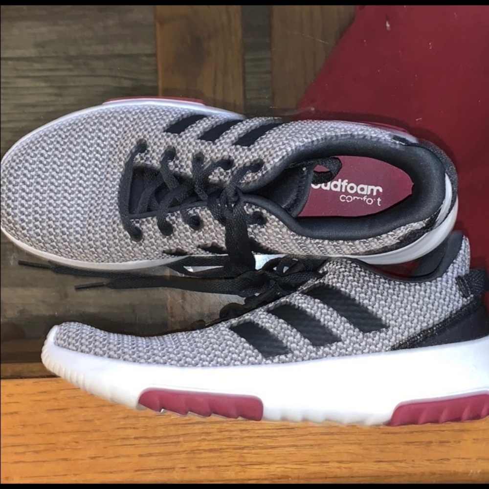 Women’s size 7 Adidas Cloudfoam shoes!!!!